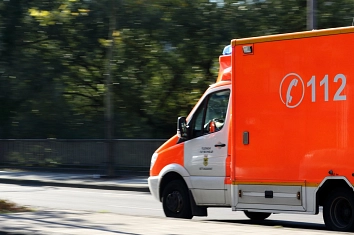 Das Bild zeigt einen auf der Straße fahrenden Rettungswagen © Landkreis Oldenburg