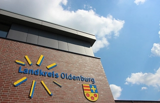 Bild zeigt das Kreishaus mit dem Sonnenlogo an Wappen an der Hausfront